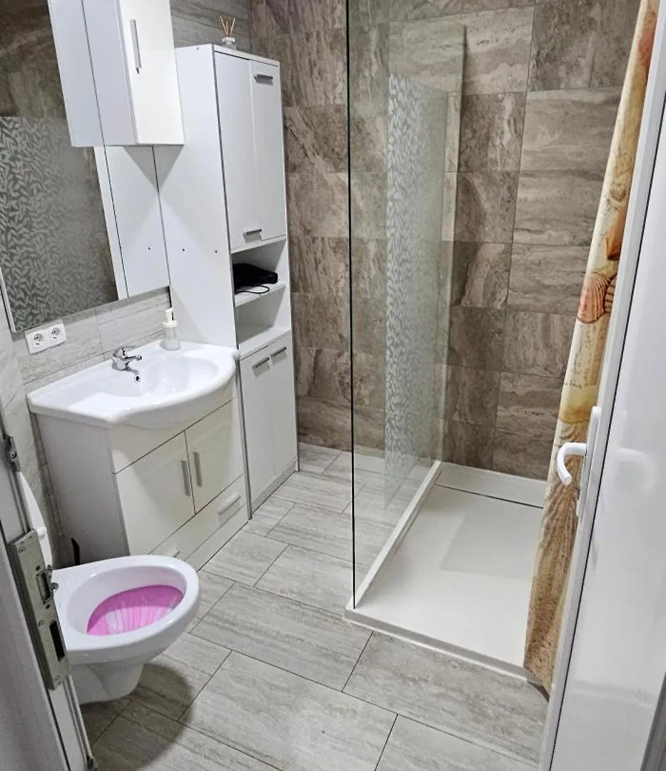 Muric Apartman 8 Ljubljana 0*,